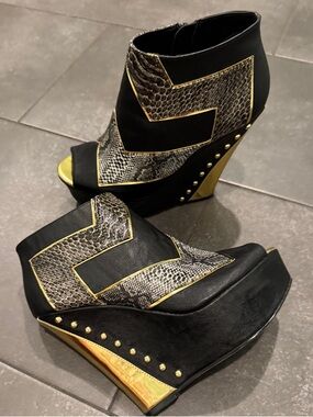Cupid Luxe Struck Black & Gold Women's Studded Open-Toe Wedge Ankle Boots 7